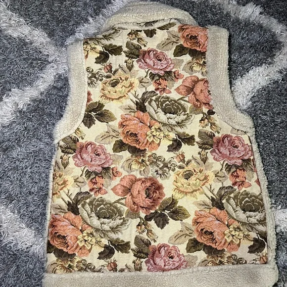 Altar'd State Beige Floral Sherpa Vest - Picture 5 of 8